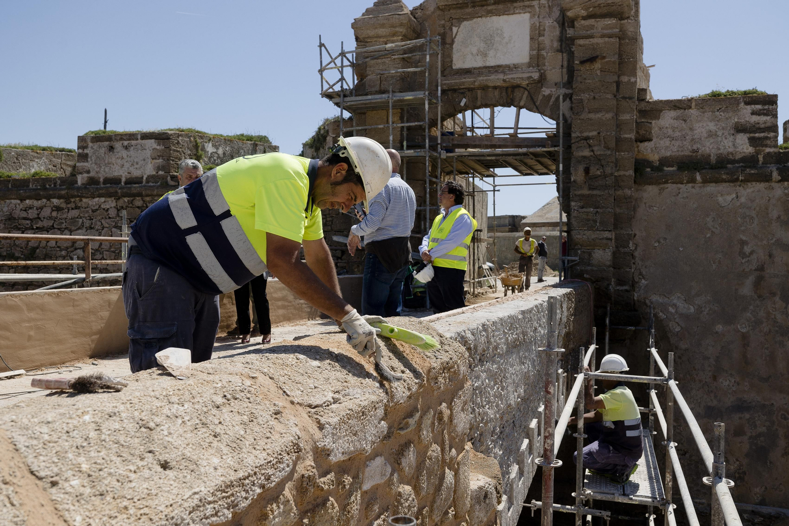 Imágenes de las obras de rehabilitación en el recinto interior del castillo de San Sebastián.