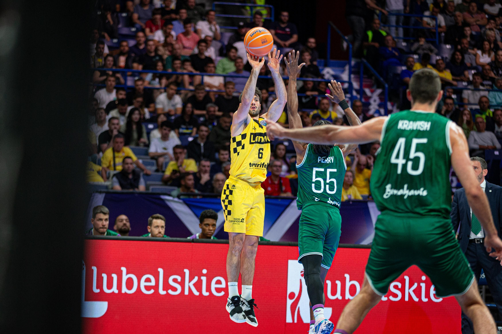 Las fotos de la final de la BCL entre Lenovo Tenerife y Unicaja Baloncesto