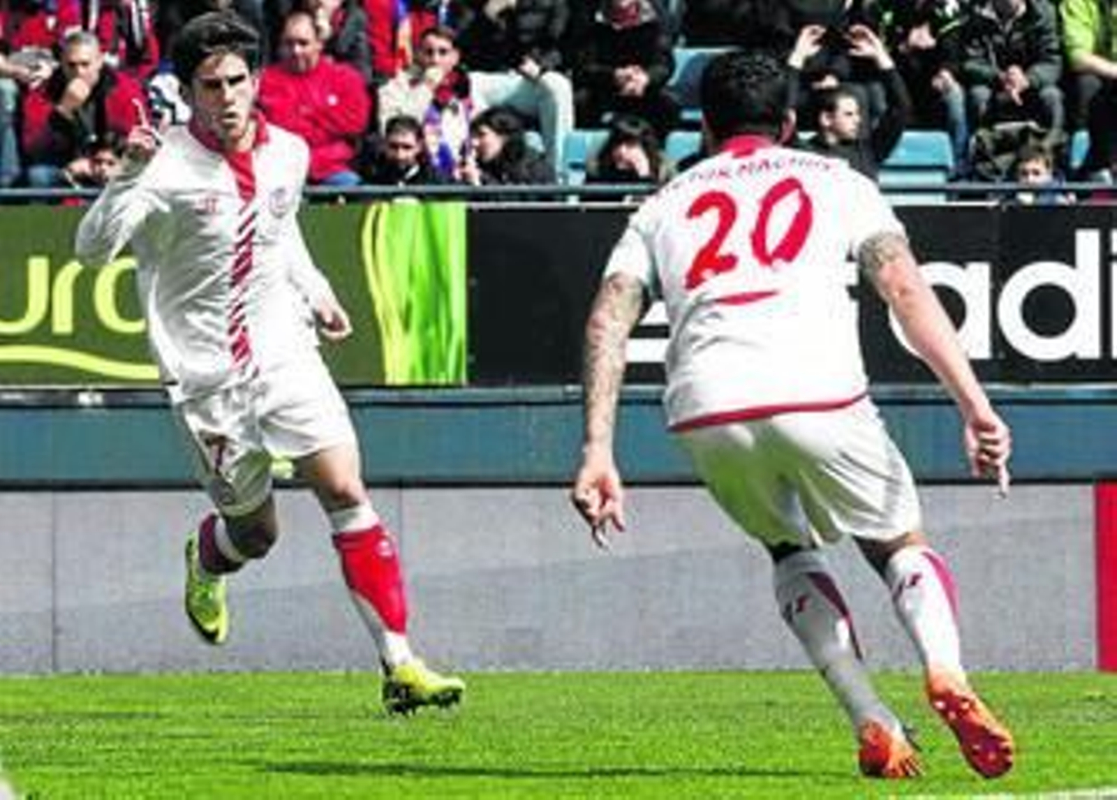 Vitolo se dispone a abalanzarse sobre Jairo tras el 0-1, obra del cántabro tras pase del canario.