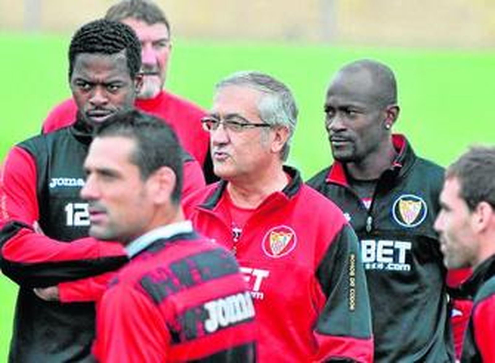 Manzano, entre Romaric, Zokora, Palop y Fernando Navarro.