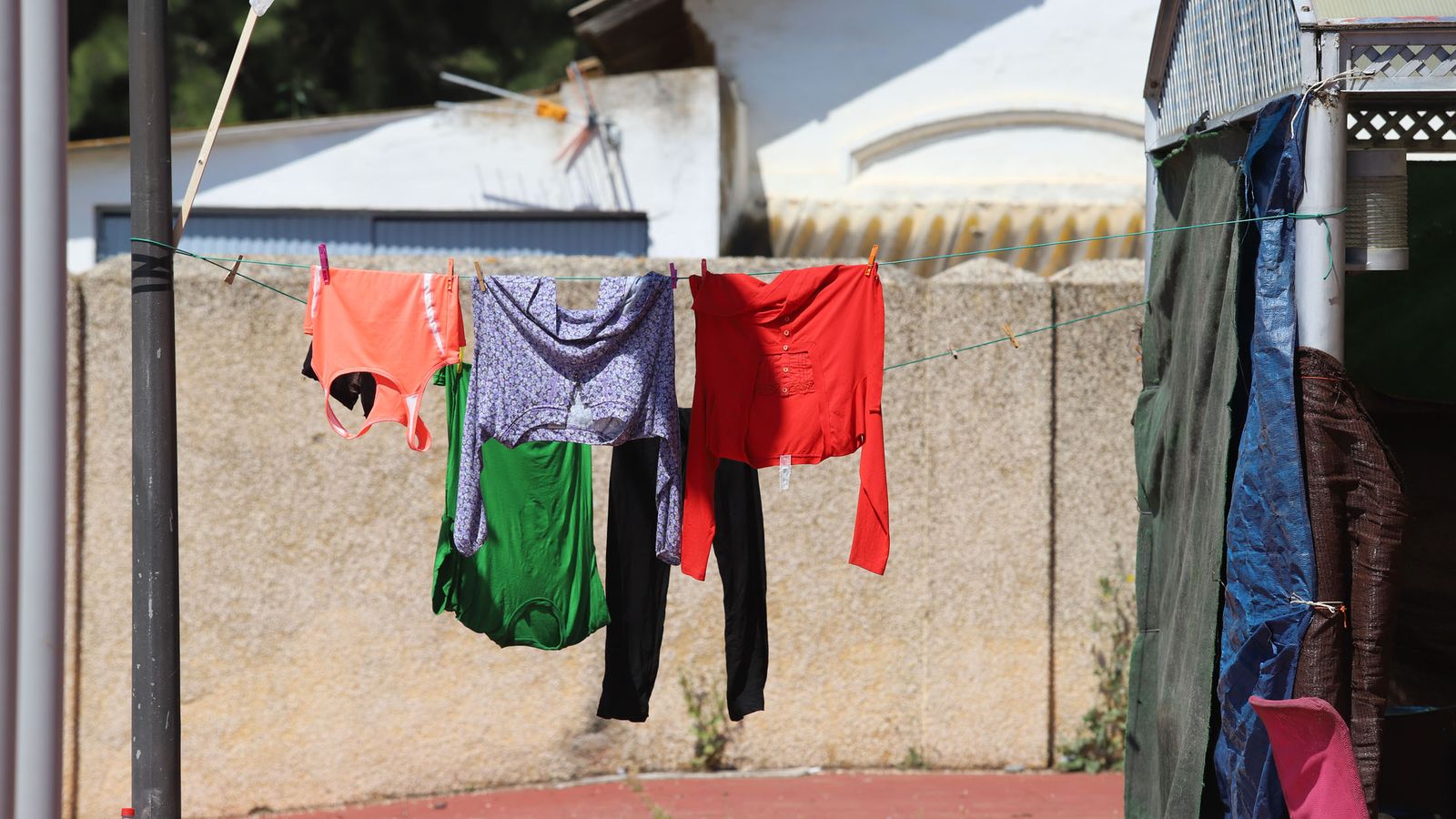 Ropa tendida en una vivienda ocupada.