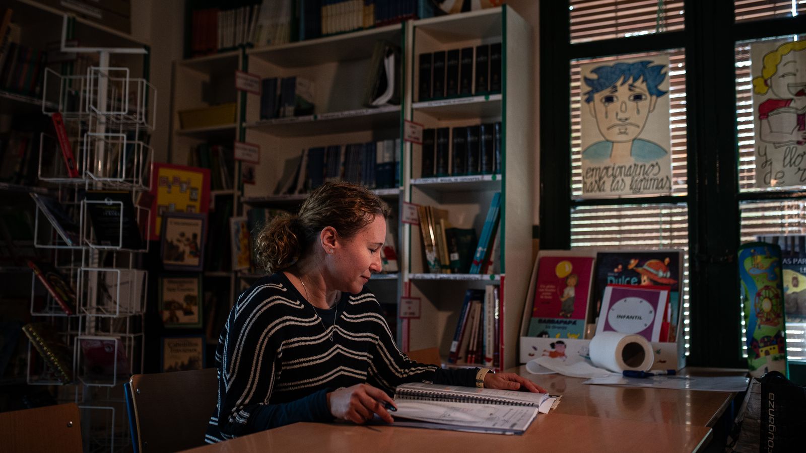 Carolina González, directora del CEIP España, en la biblioteca del centro.