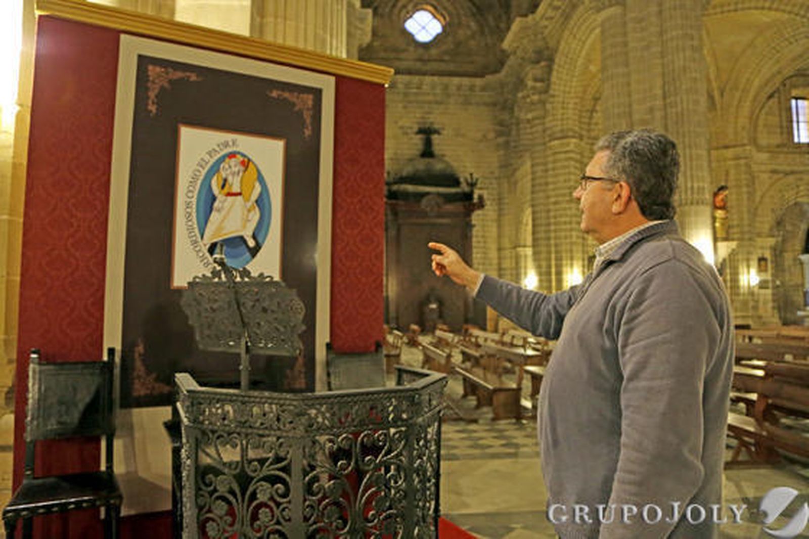 Manuel Lozano, mayordomo de la Catedral, señala al lugar donde se realizan las preces, decorado para la ocasión por ser el ‘Año de la Misericordia’.  Foto: Manuel Aranda