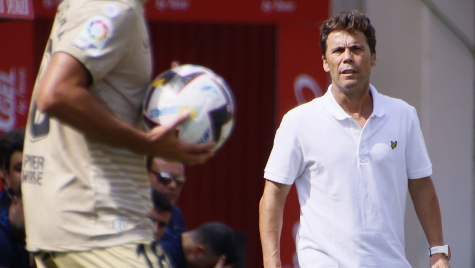 Rubi observa un saque de banda de Puigmal