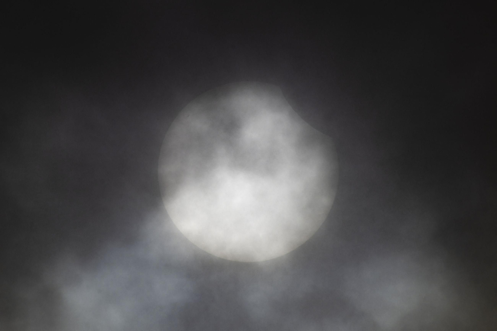 Las mejores imágenes del eclipse solar parcial que se ha podido ver desde Andalucía