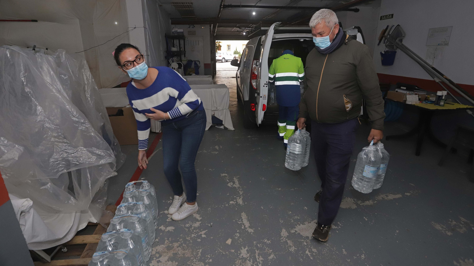 Fotos del reparto de agua de Aqualia  en La Alcaidesa