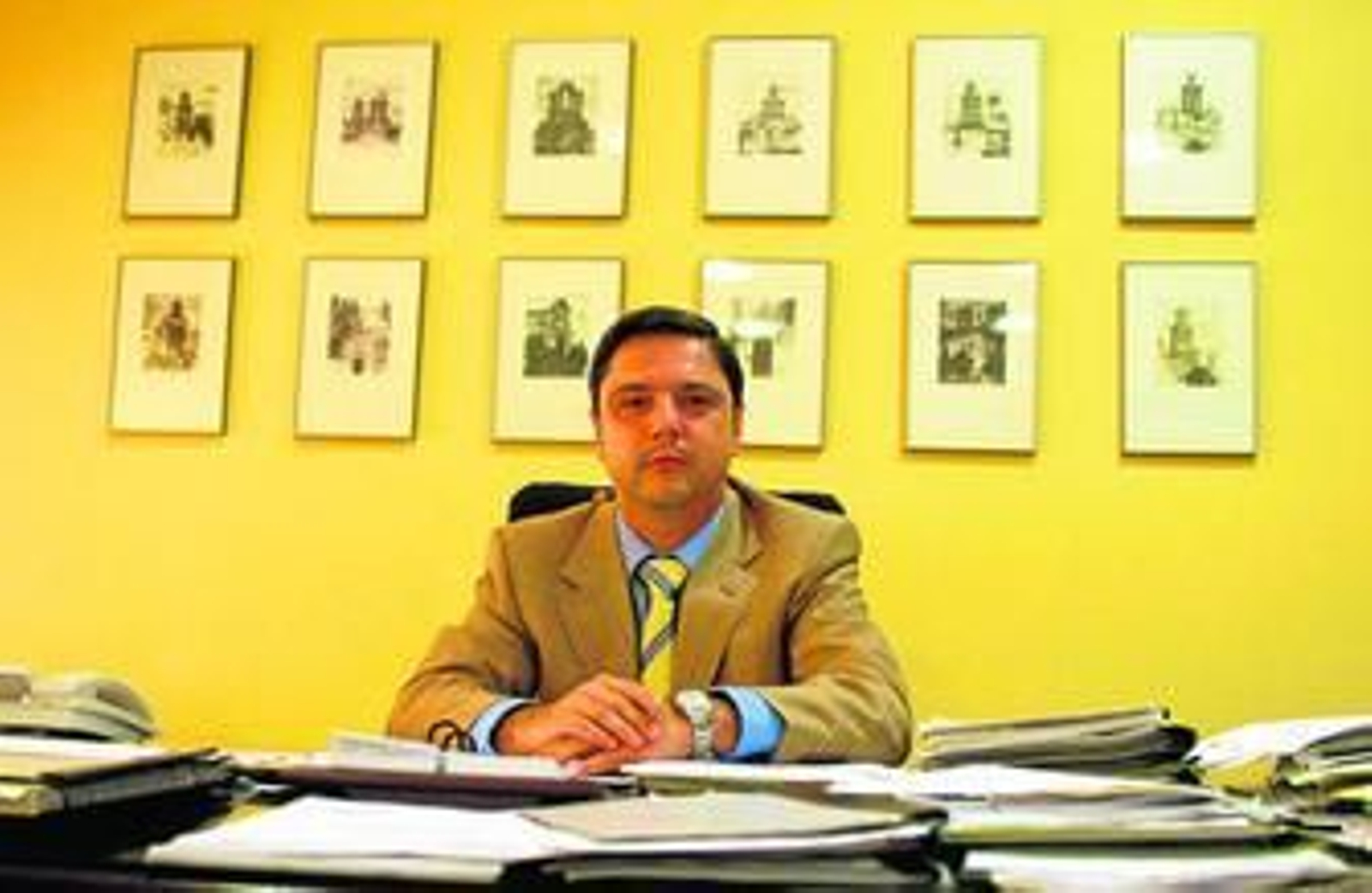 El ex director de Mercasevilla Fernando Mellet, en su antiguo despacho.