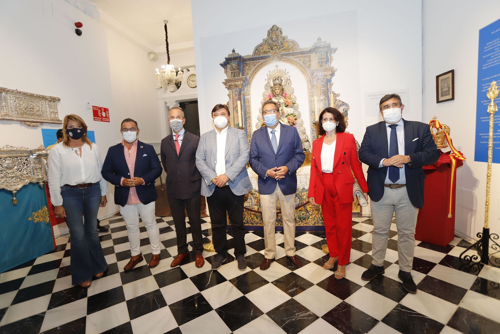 Foto de familia de la presentación de la exposición 'Regina Roris'.