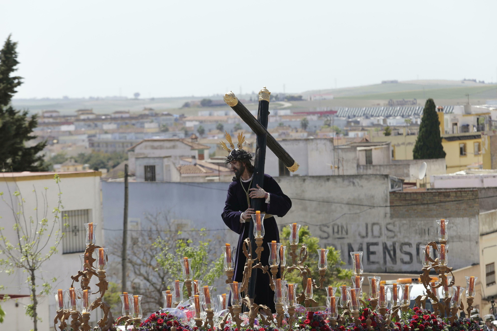 El portentoso nazareno de la Salud subiendo por la Hoyanca en la tarde del Martes Santo.