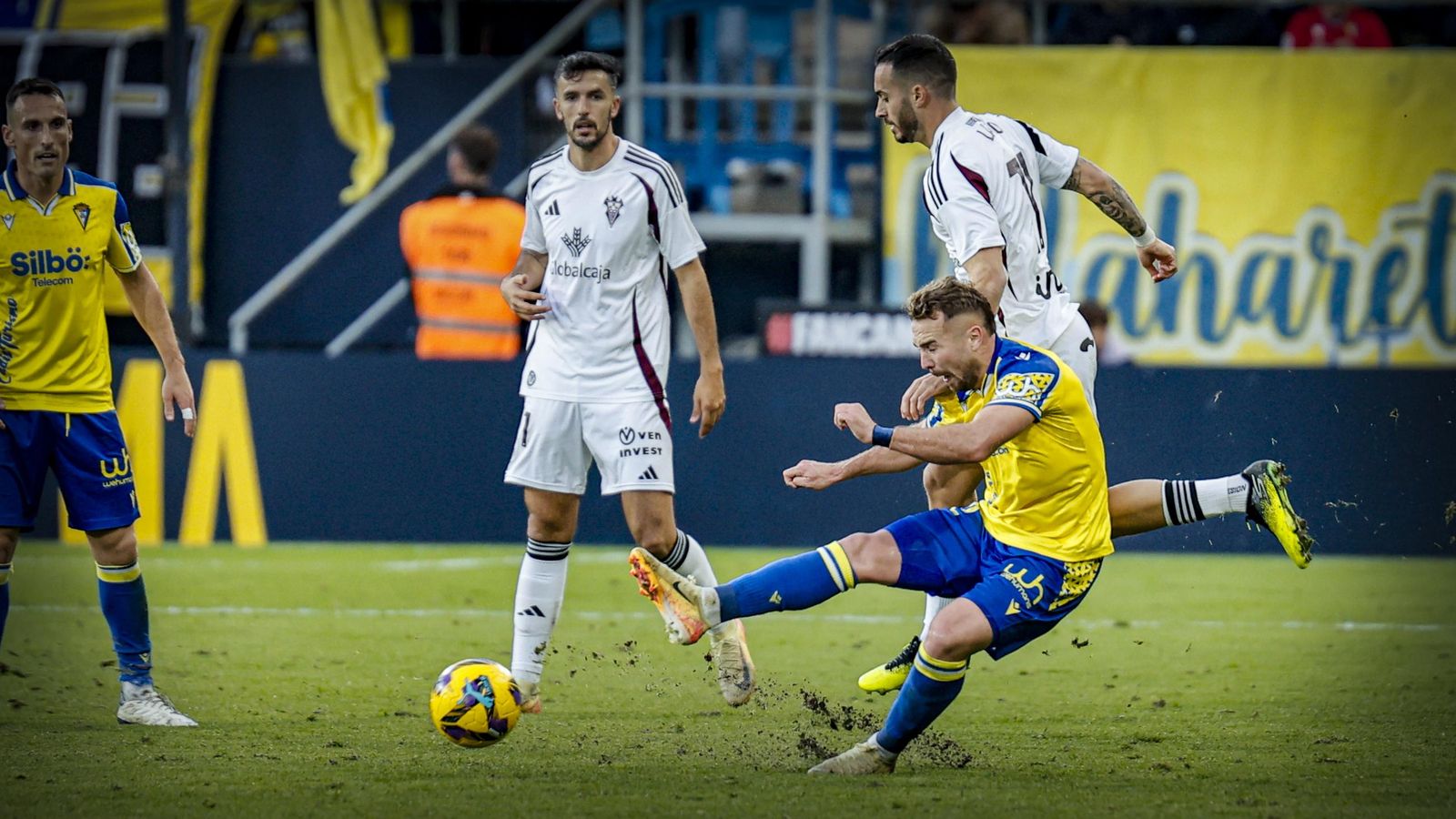 Búscate entre las fotos del partido de fútbol Cádiz CF - Albacete Balompié