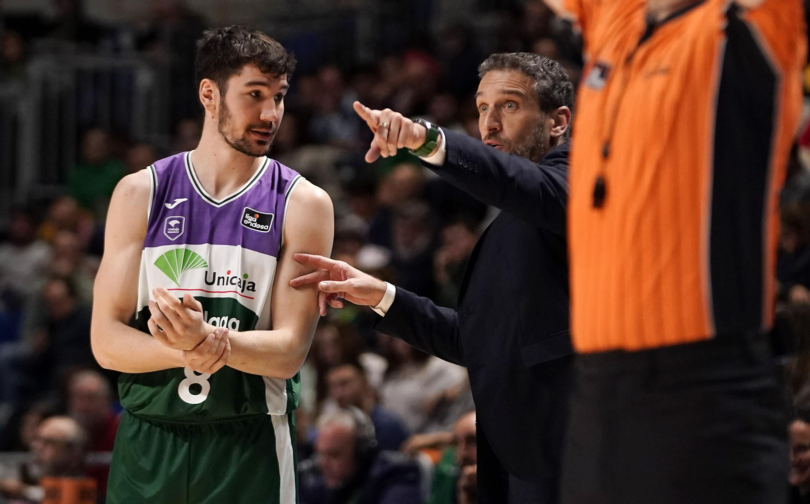 Ibon Navarro da indicaciones a Darío Brizuela.