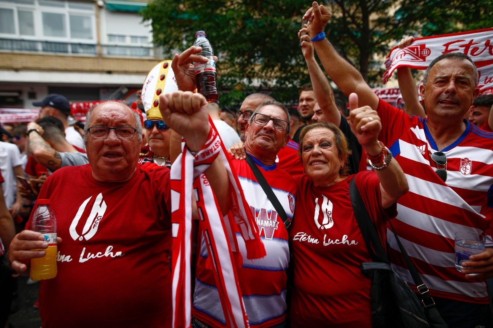 En imágenes: Así ha sido el recibimiento al autobús del Granada