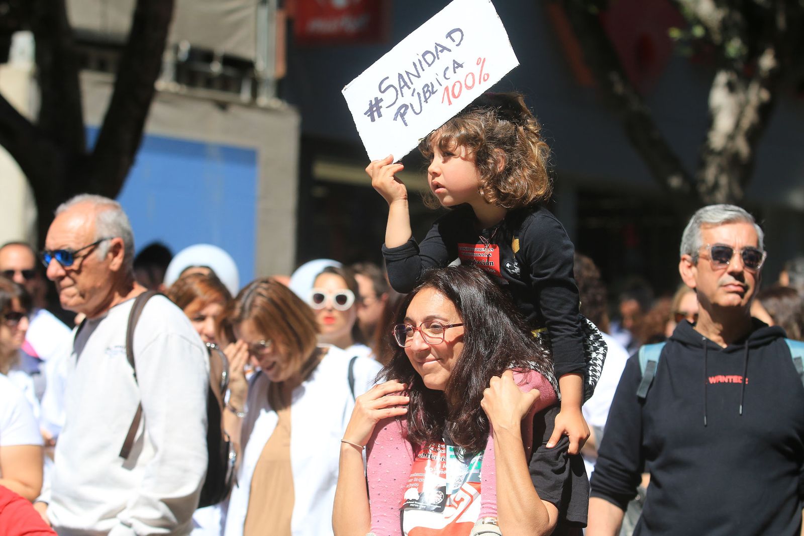 Los sanitarios de Almería se manifiestan contra la mala salud de la sanidad andaluza