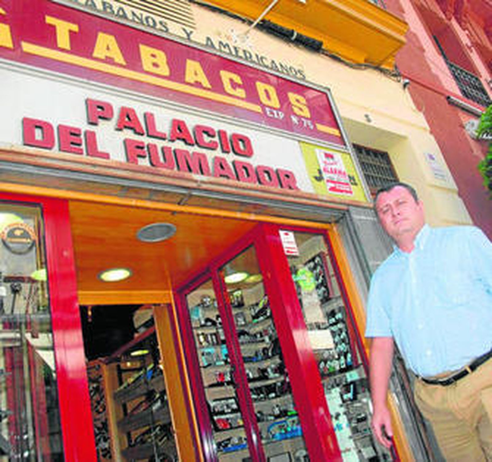 El hábito de fumar está muy motivado por el entorno; José ha intentado dejar el tabaco varias veces.