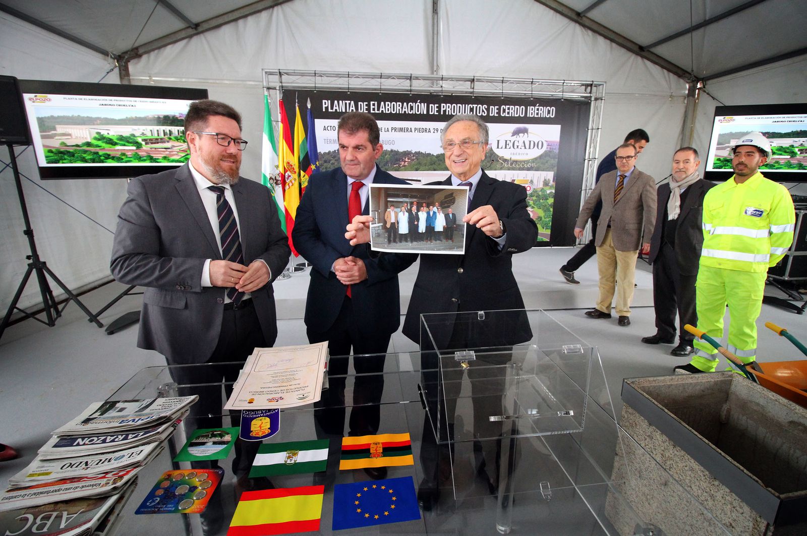 Imágenes de la colocación de la primera piedra de la planta de ElPozo en Jabugo.