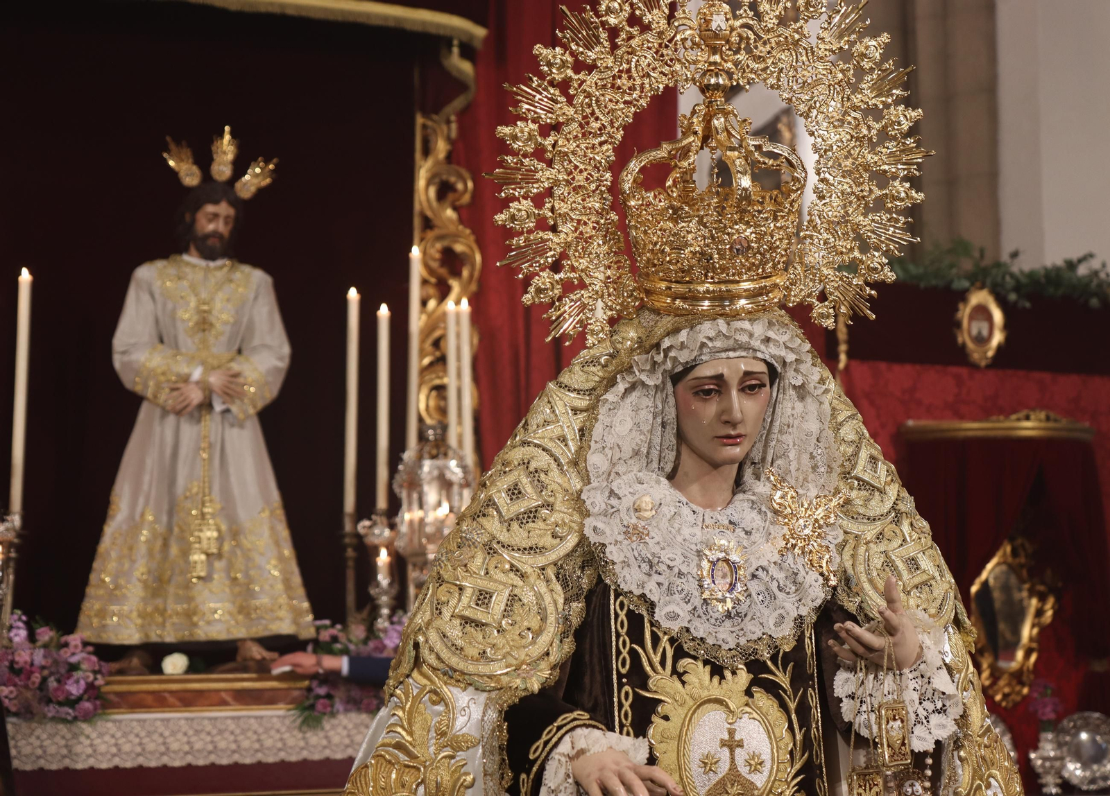 Sevilla acaricia la Semana Santa en un Domingo de Pasión lleno de cultos