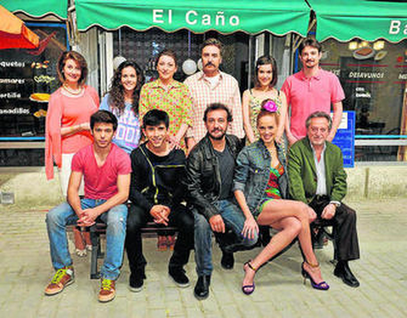 El elenco de 'Vivo Cantando' posa en el plató de la serie.