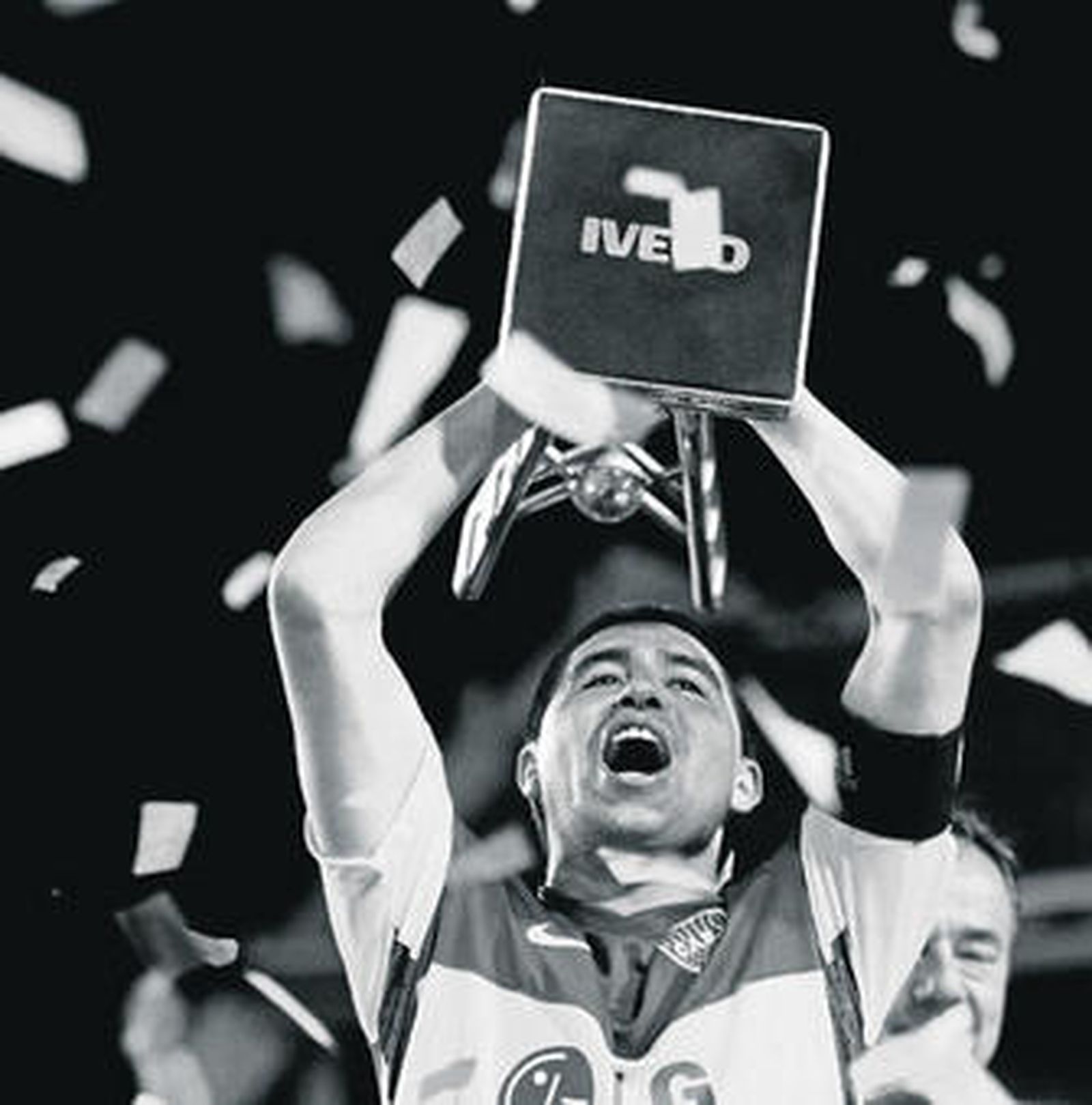 Riquelme recibe la copa que acredita a Boca como campeón.