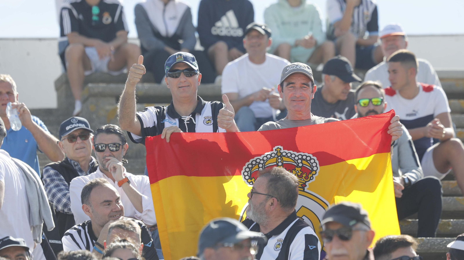Fotos de la afición durante el encuentro de la Balona - Real Madrid Castilla