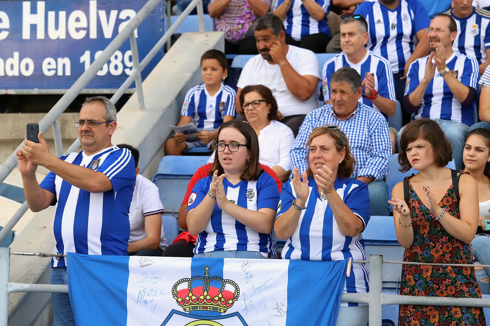 Imágenes del ambiente en el Estadio Nuevo Colombino