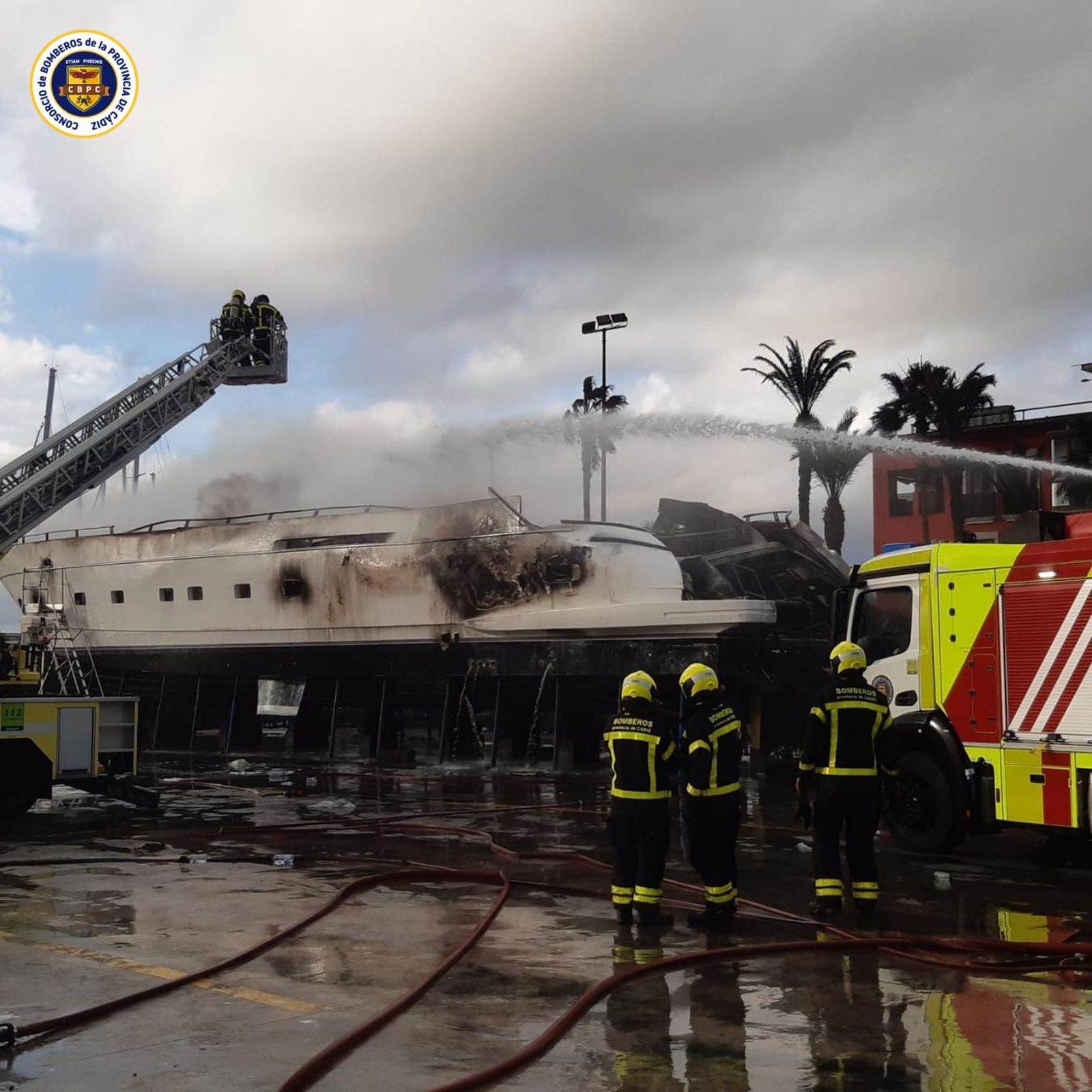 Las labores de refresco del incendio.