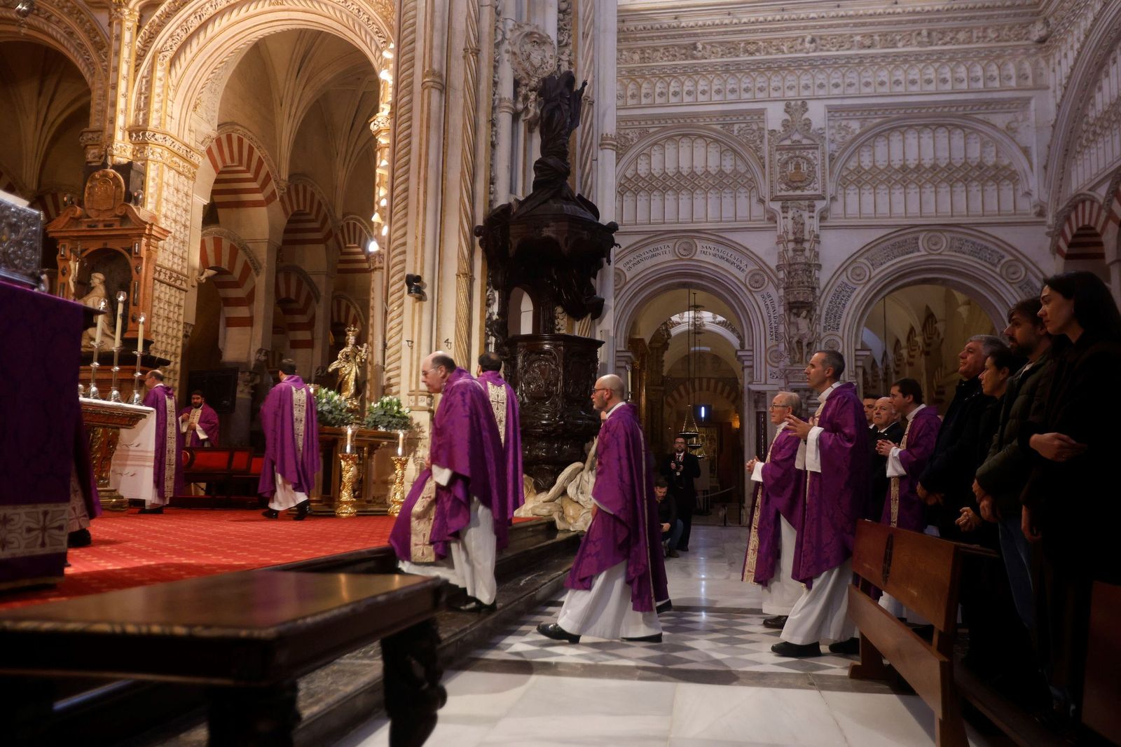 Las imágenes del funeral en Córdoba por las víctimas de la tragedia de Adamuz