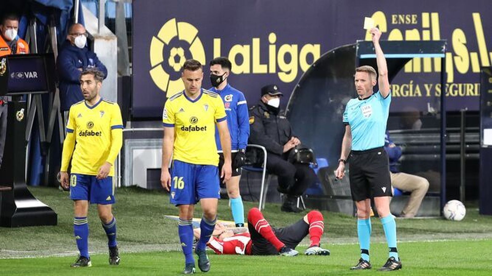 Hernández Hernández amonesta a Cala en el Cádiz-Athletic de la pasada campaña.