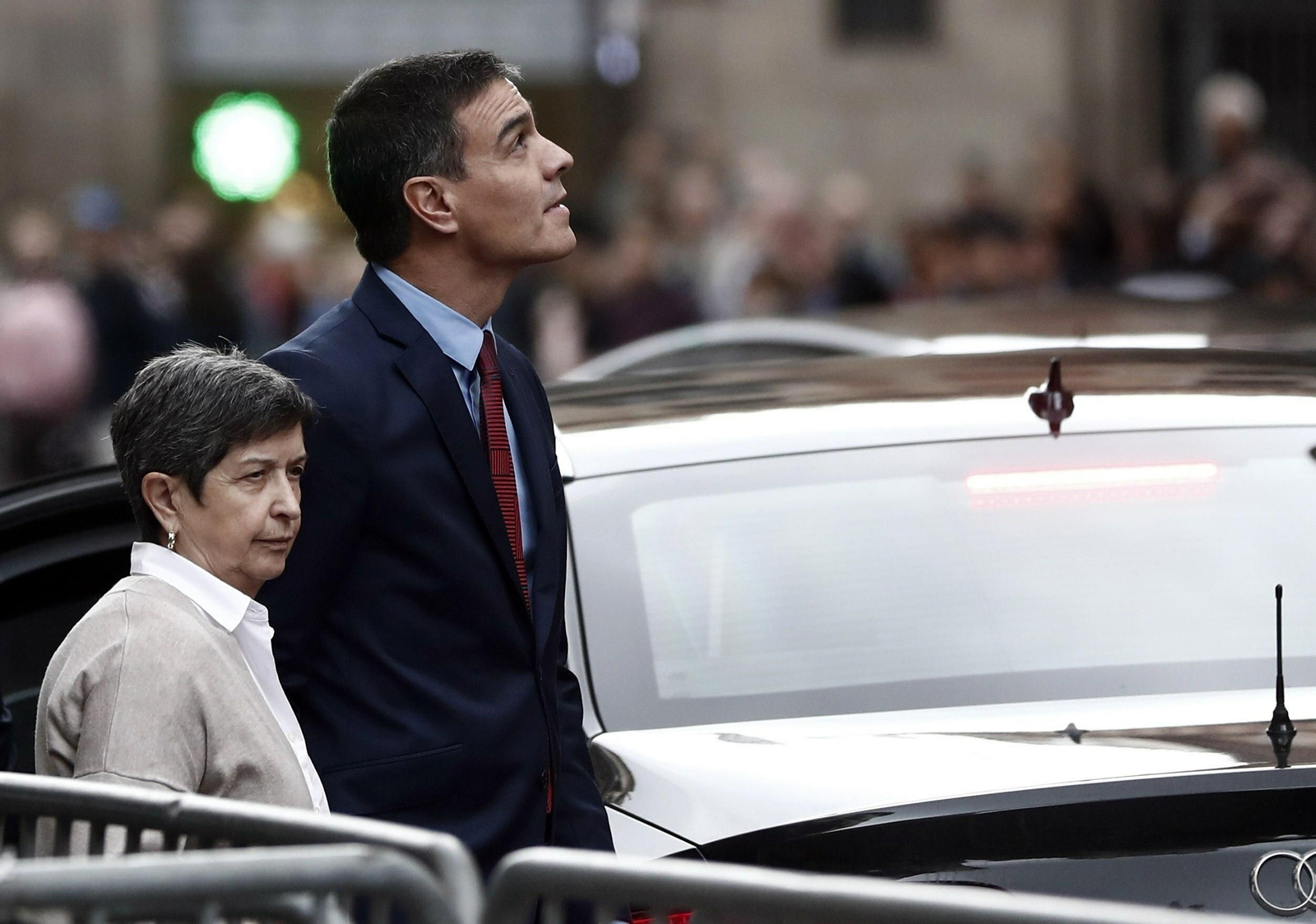 El presidente del Gobierno en funciones, Pedro Sánchez, acompañado por la delegada del Gobierno en Cataluña, Teresa Cunillera (i), a su salida de la Jefatura Superior de Policía de Barcelona, en la Via Laietana