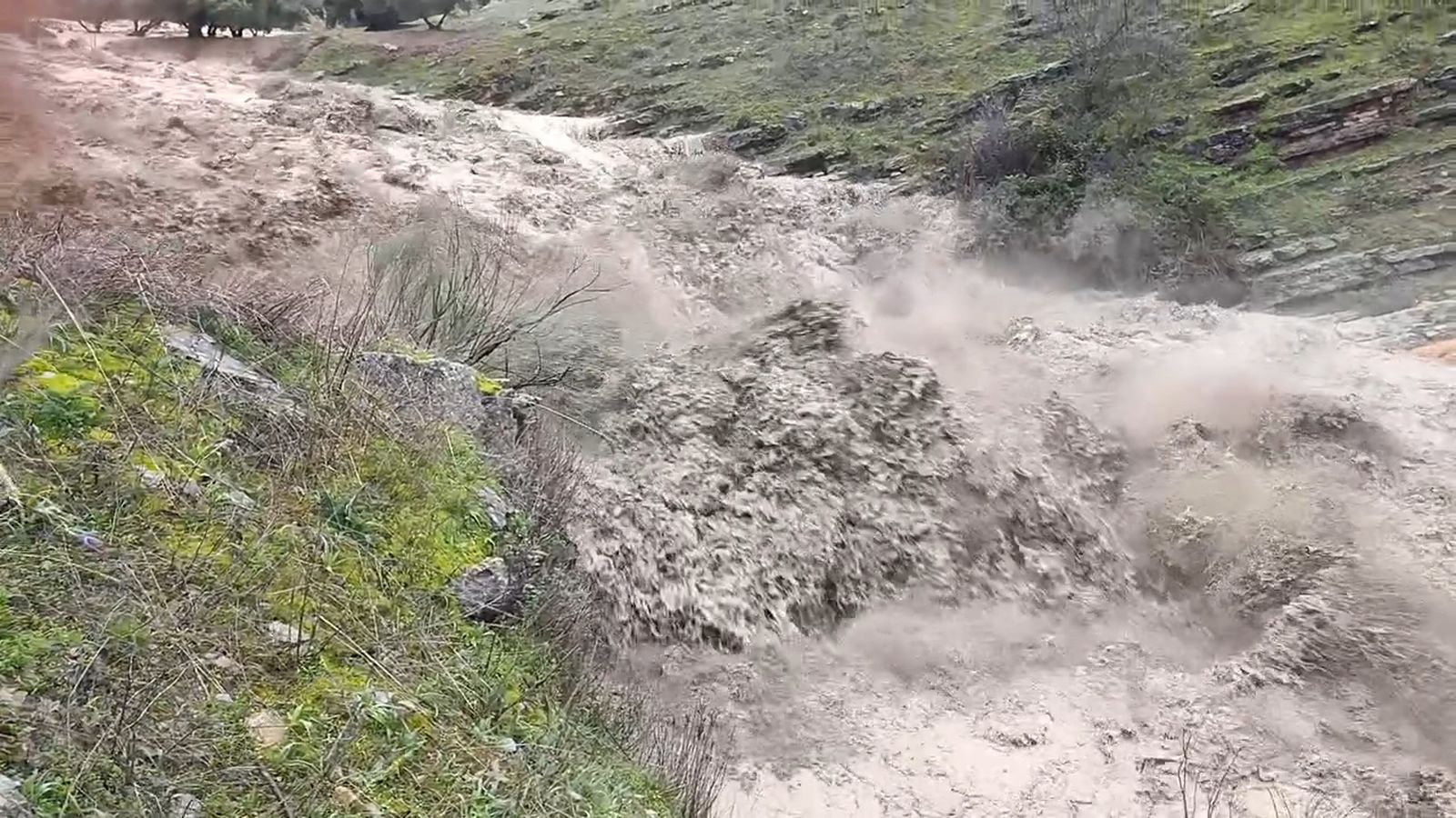 Así baja el caudal del río Eliche a su paso por Los Villares