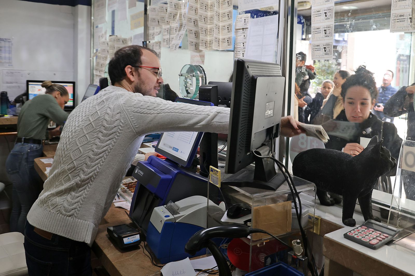 Imágenes del último día de venta de décimos de Navidad en Huelva