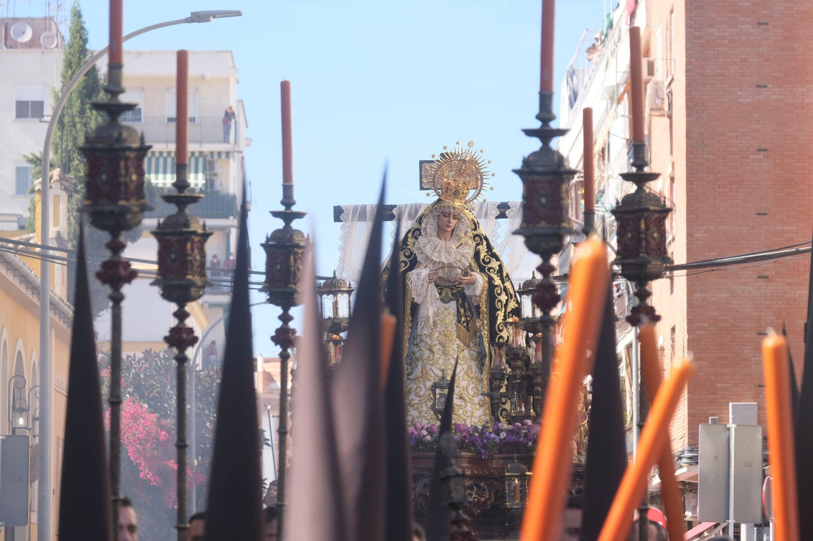 Viernes Santo en Córdoba: la procesión de La Soledad, en imágenes
