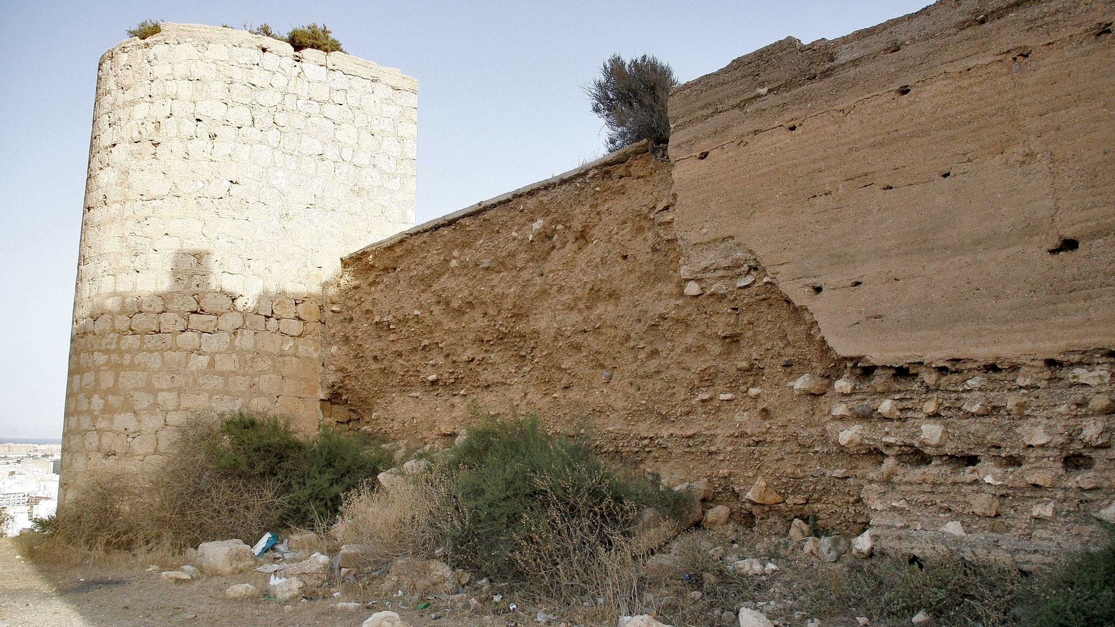 Estado en el que se encuentra la mayoría de la muralla del Cerro de San Cristóbal.