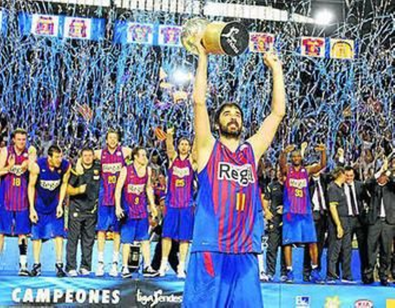 Juan Carlos Navarro levanta el trofeo de campeón de Liga en el Palau.