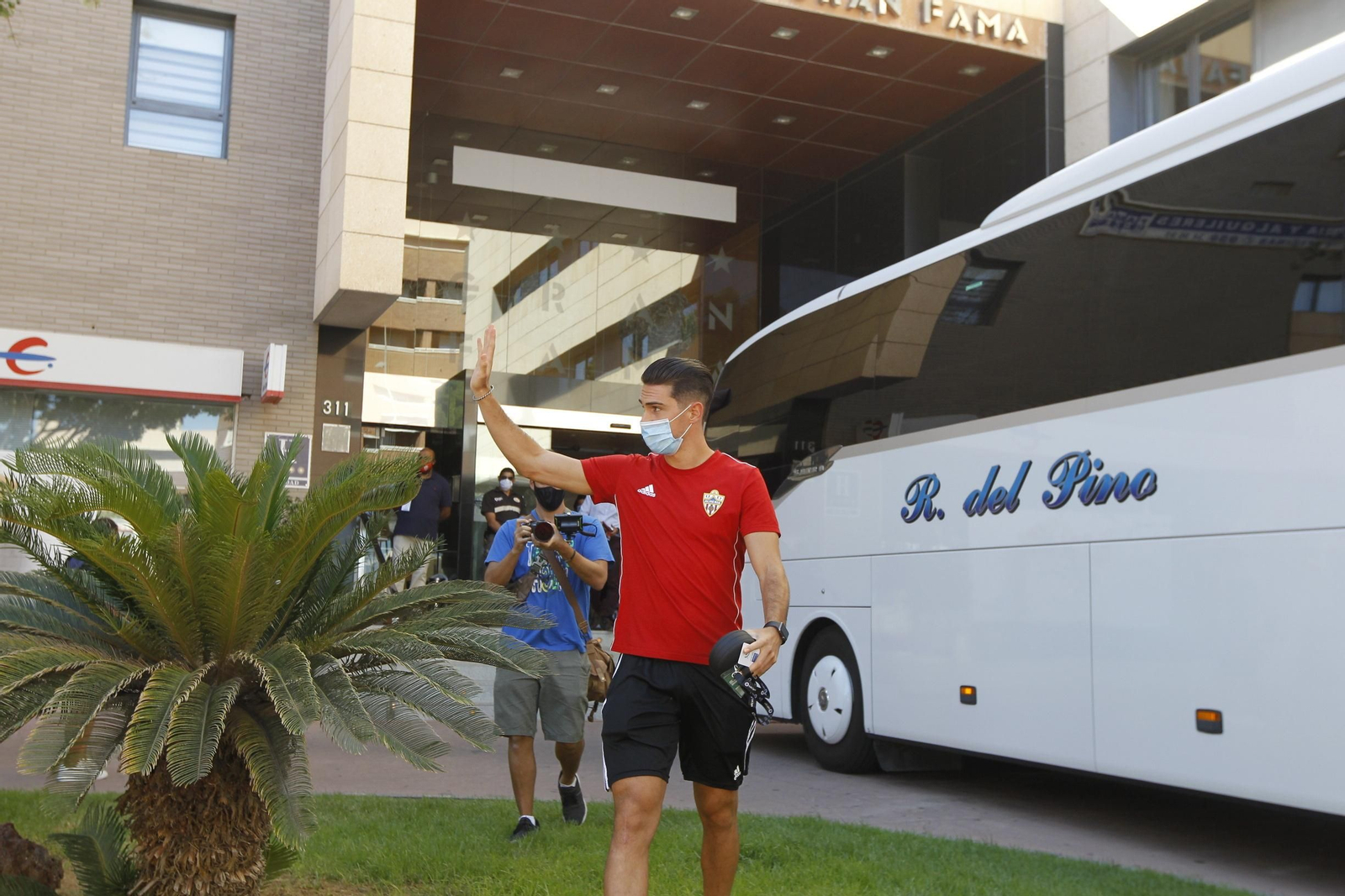 Fotogalería de la afición del Almería antes del partido ante el Girona