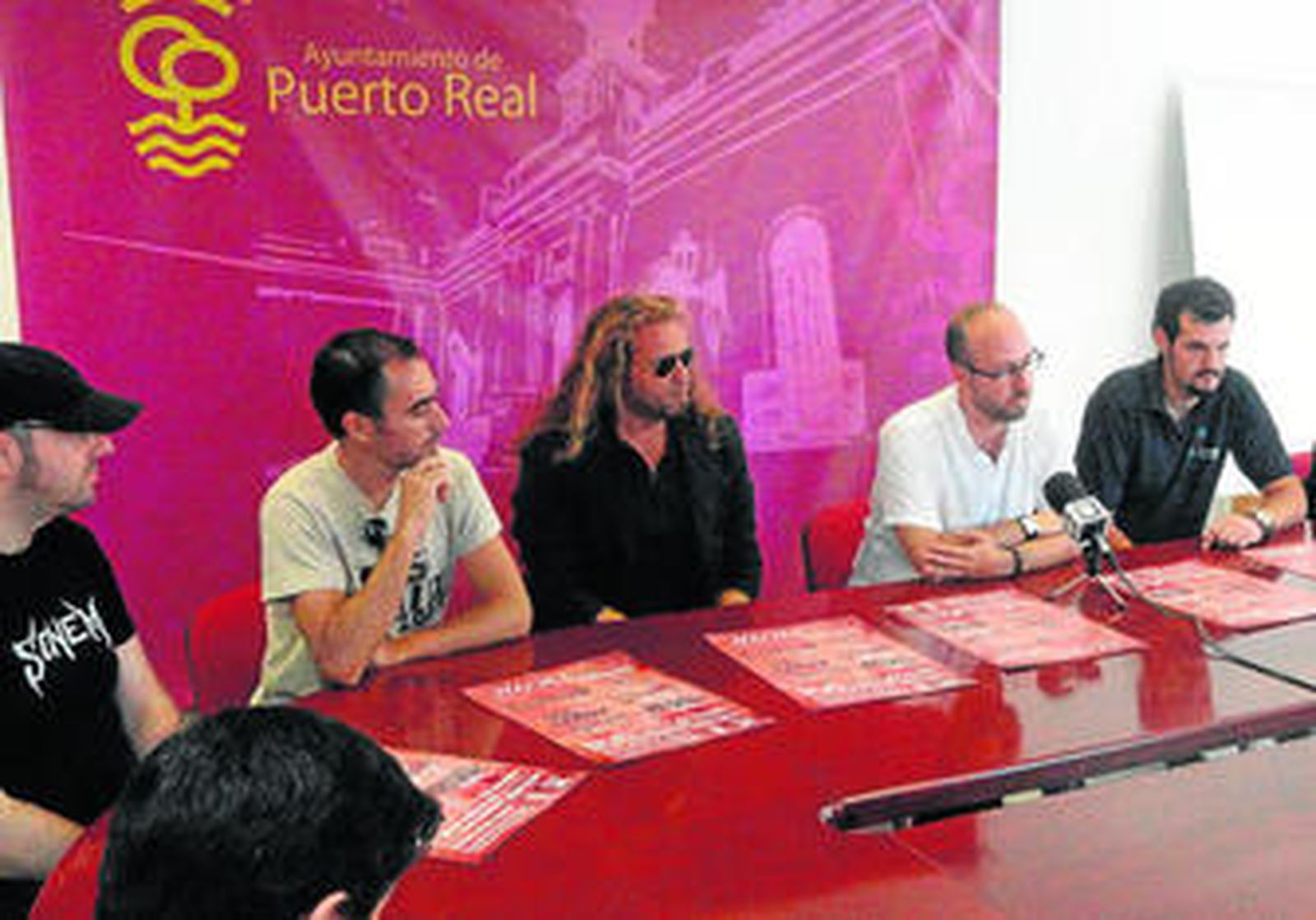 El concejal de Fiestas, Manuel Izco, junto a organizadores y representantes de los grupos que actuarán.