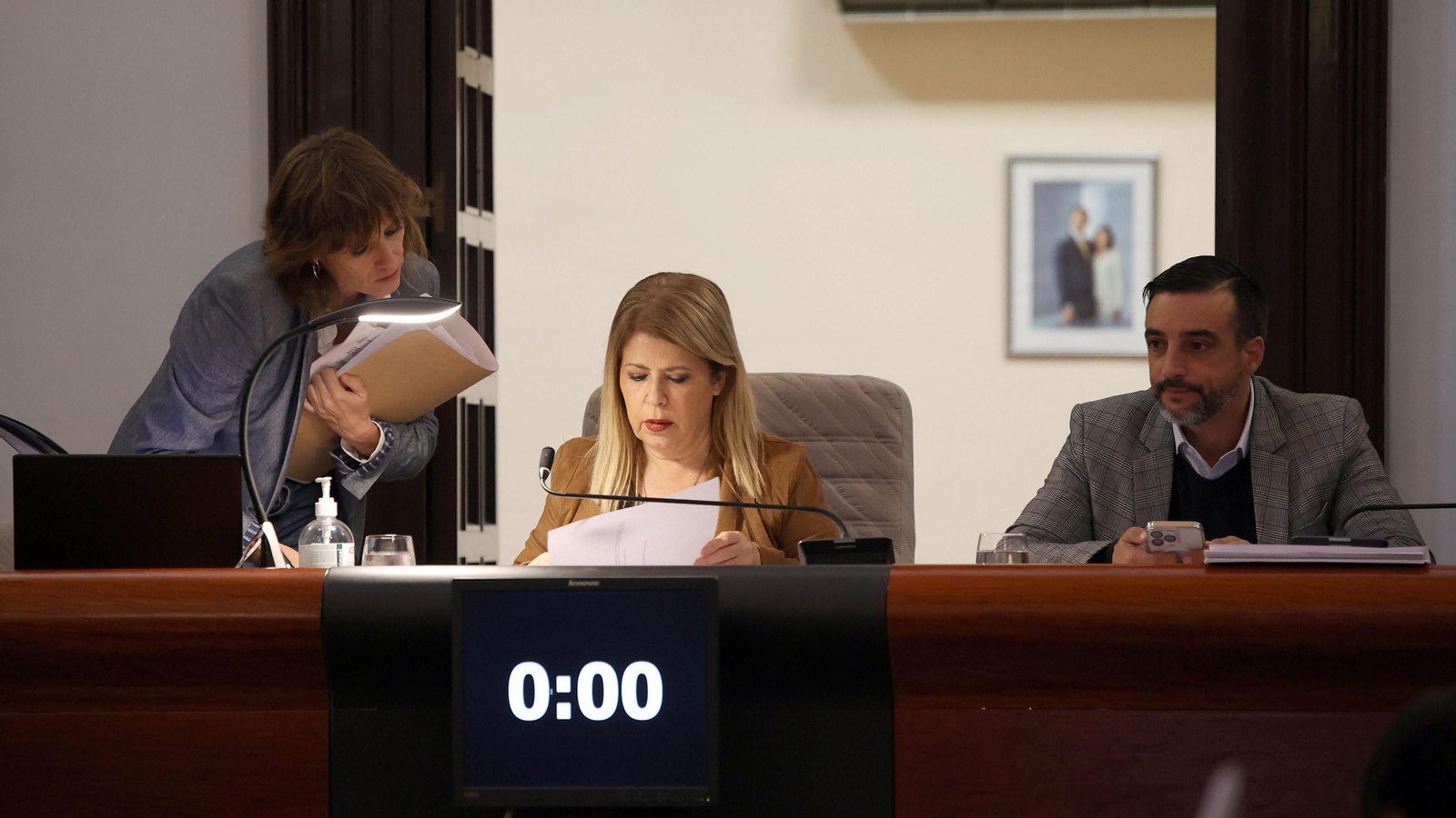La alcaldesa, con la delegada de Economía y el edil de Urbanismo durante un pleno. La alcaldesa, con la delegada de Economía y el edil de Urbanismo durante un pleno.