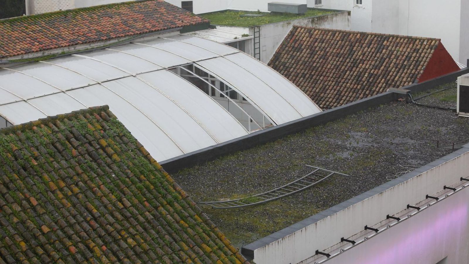 La claraboya del Museo de Algeciras, este viernes sin dos de las lamas del tejado.