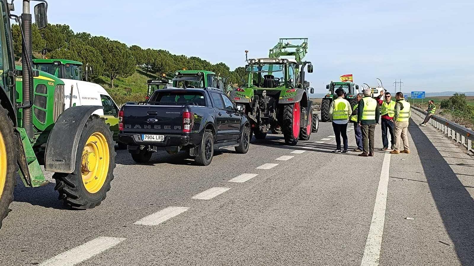 Los tractores cortando la A-66 sentido Mérida.
