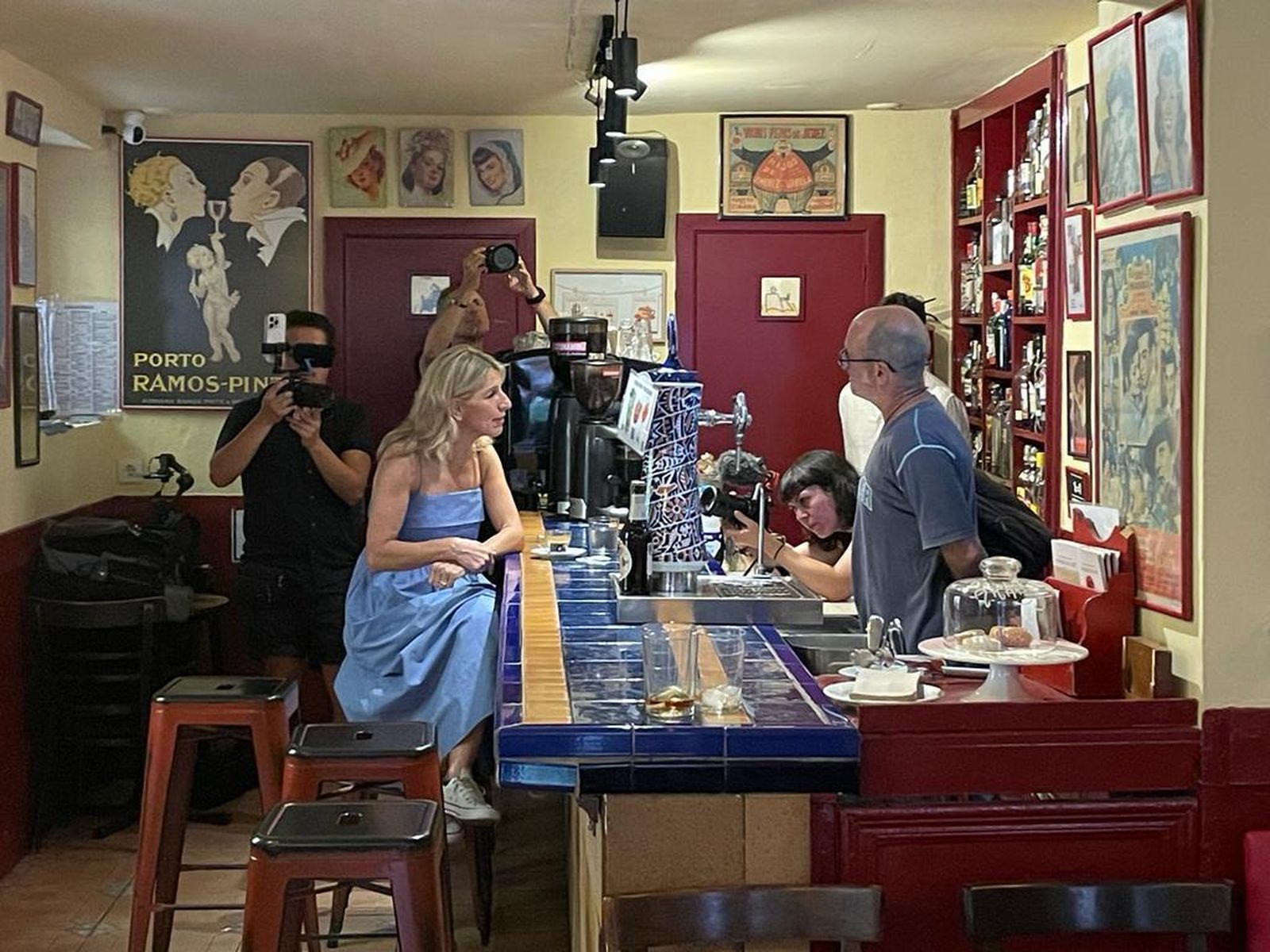 Un momento de la conversación de Yolanda Díaz con los trabajadores y clientes del Café de Levante previa a su mitin en Cádiz.