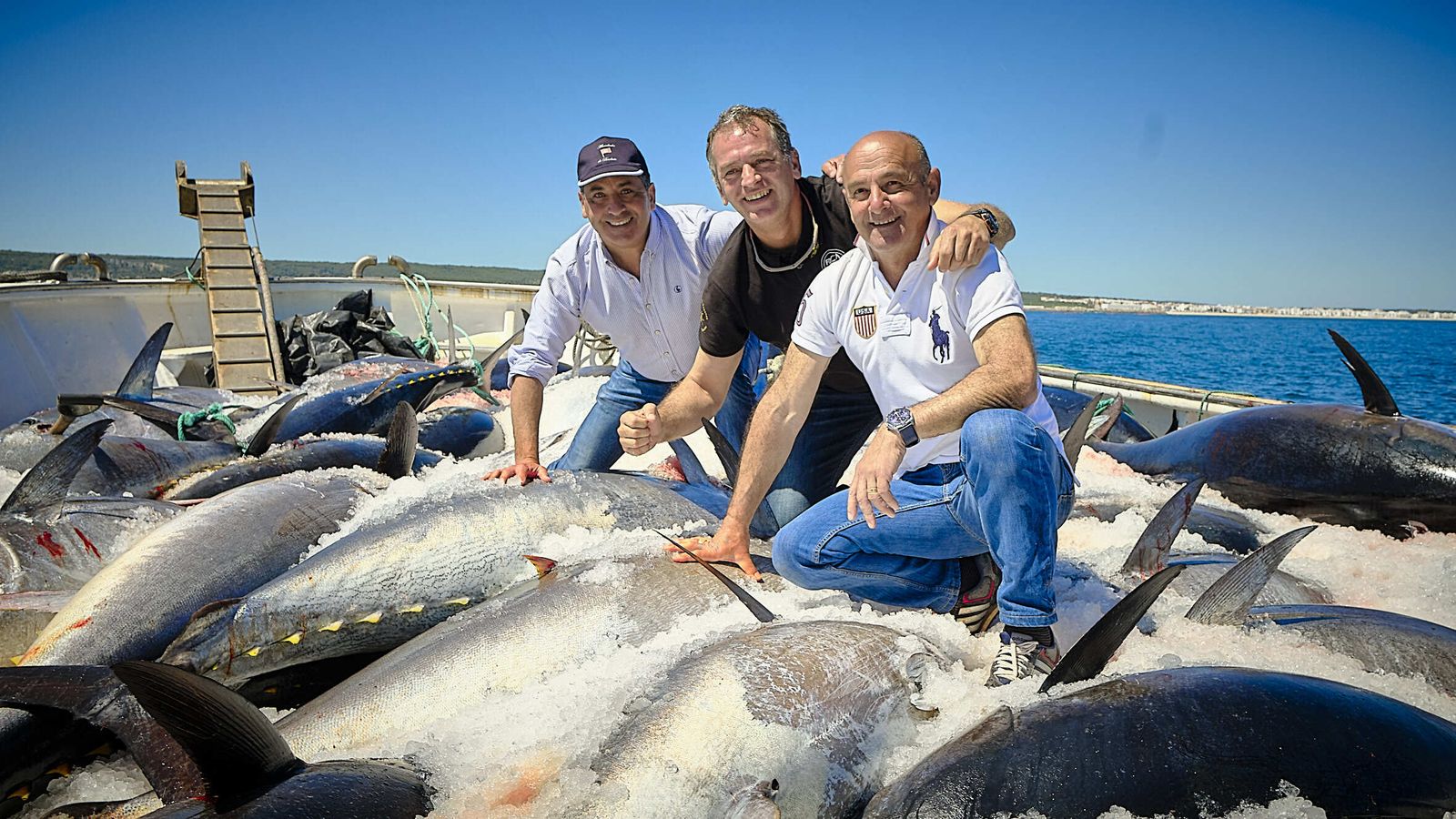 Paco y Pepe Ruiz, dueños del Timón de Roche, junto a Pedro Muñoz, gerente de Petaca Chico.