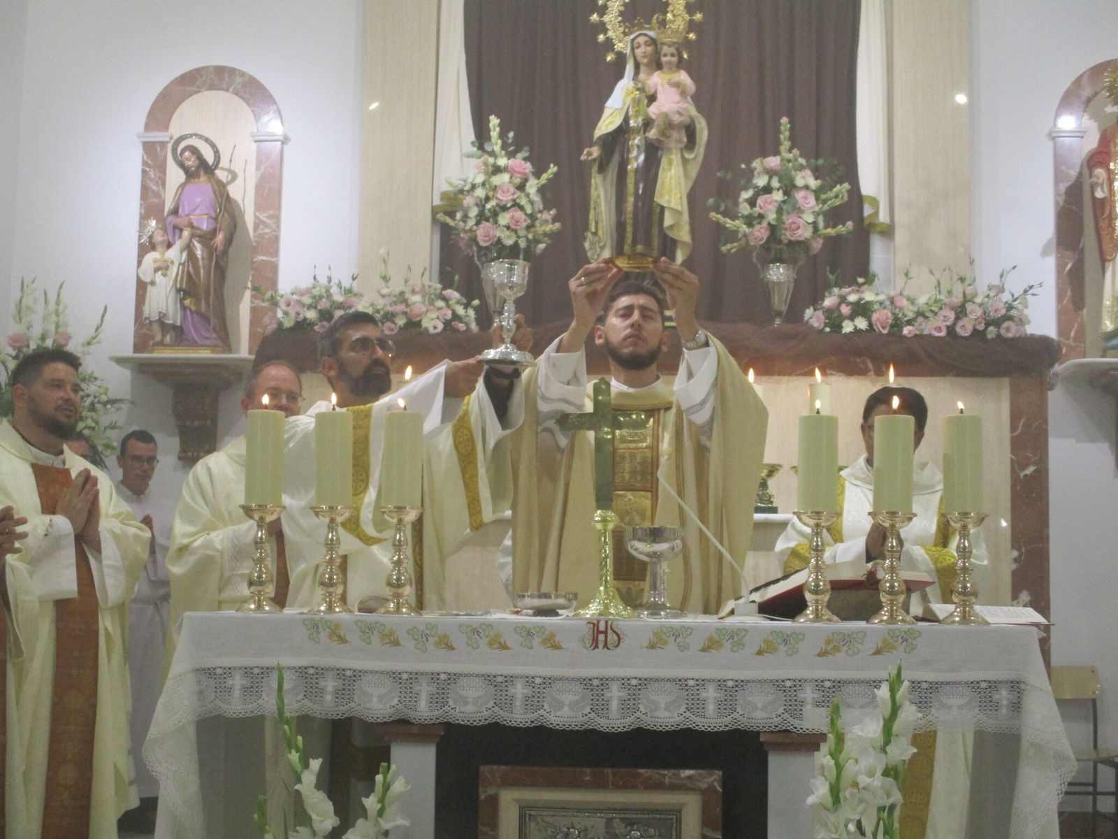 Manuel Piedra oficia su primera misa en la iglesia de El Alquián junto a unos 50 religiosos: curas, diáconos, seminaristas...