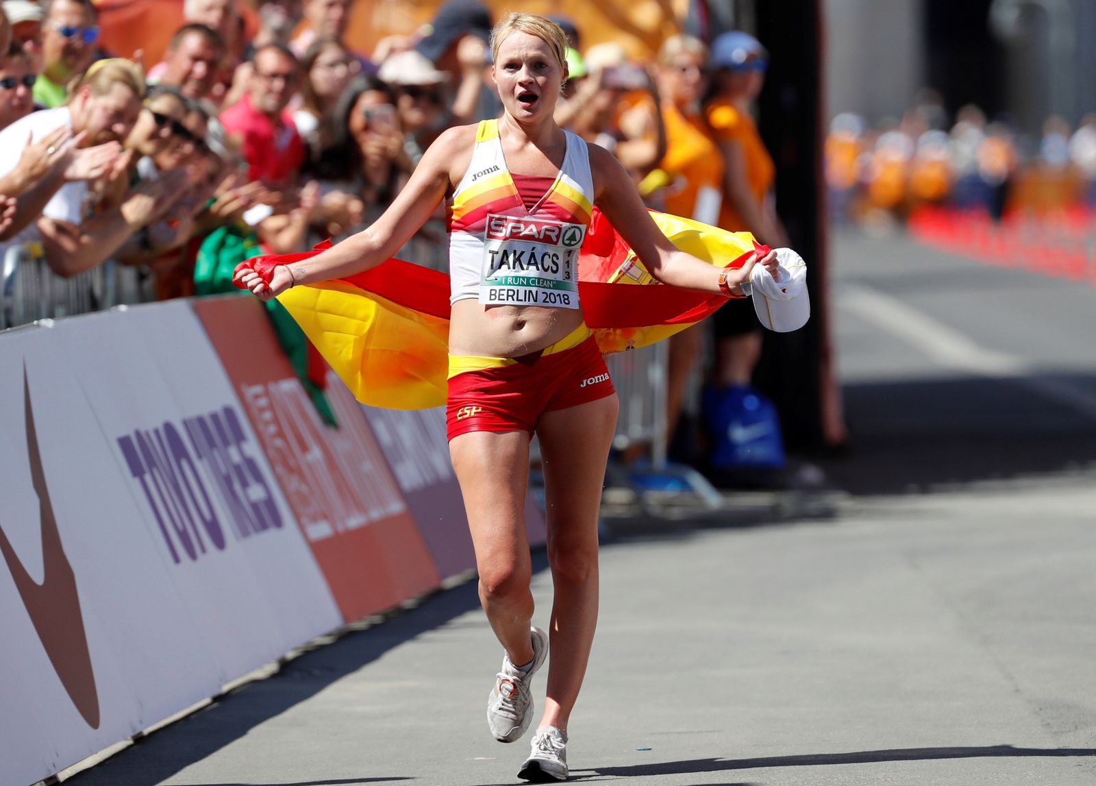 La atleta española Julia Takacs celebra su tercera posición en los 50 kilómetros marcha en Berlín.