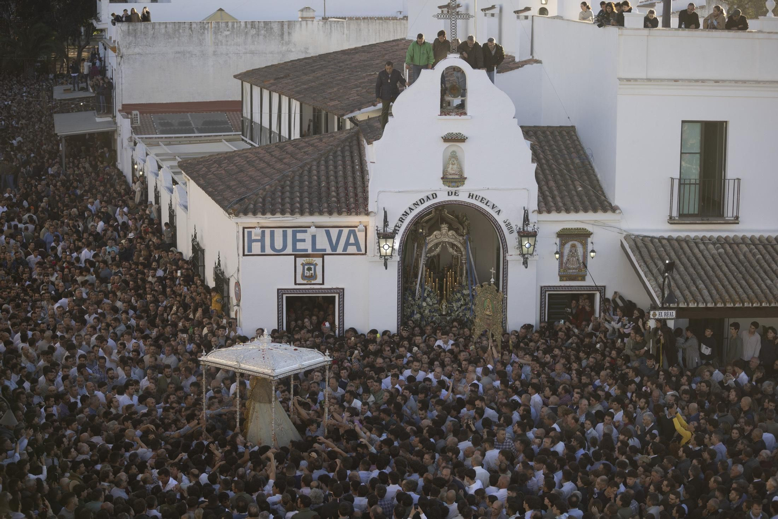 Las mejores imágenes de la procesión de la Virgen del Rocío en la aldea