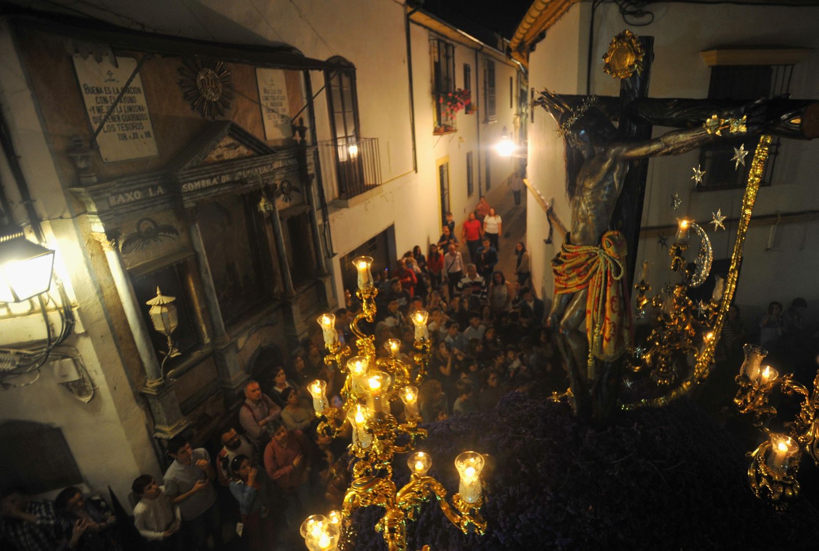 El Cristo del Remedio de Ánimas procesiona por la calle Lineros.