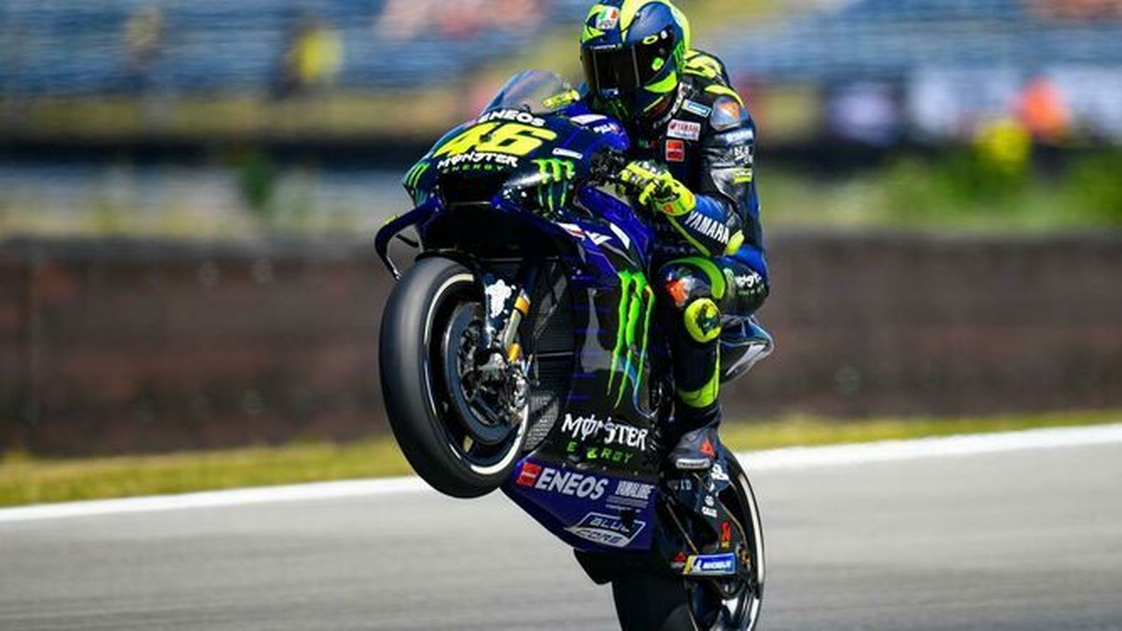 Valentino Rossi celebra uno de sus últimos triunfos