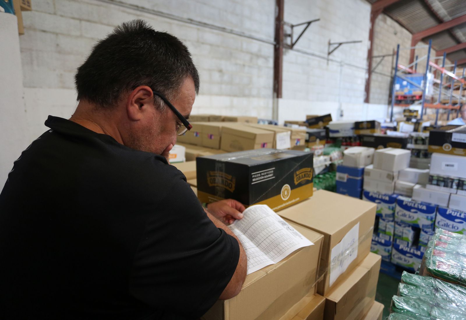 Las imágenes del Reparto de alimentos a entidades sociales del Banco de Alimentos y la Fundación Cajasol