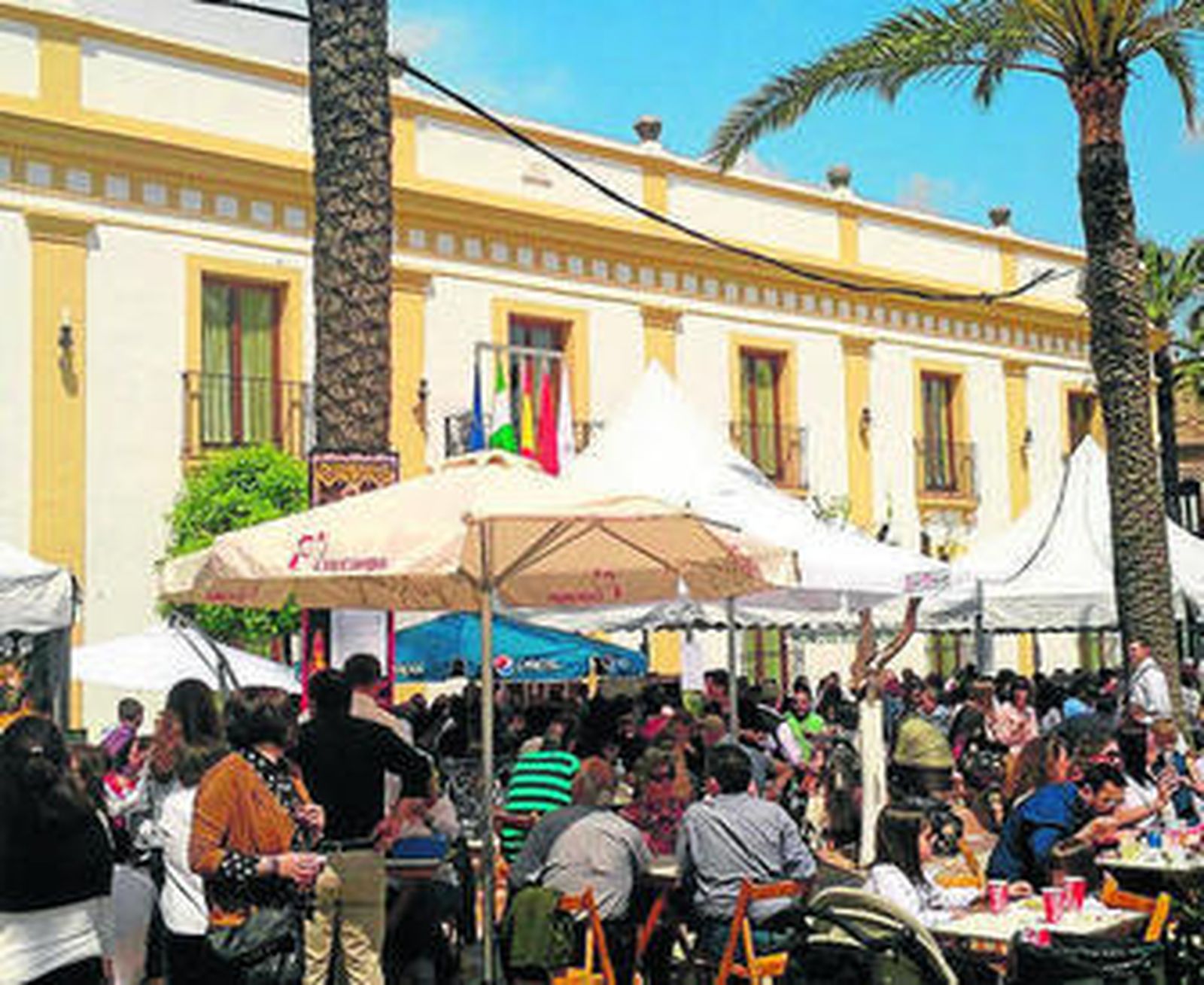 Asistentes en una edición  anterior de la Muestra de Habas con Poleo.