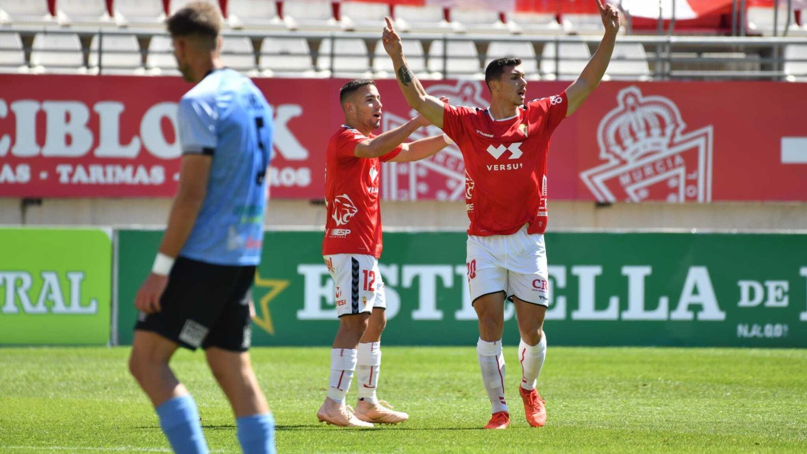 Fuentes celebrando el 1-1.