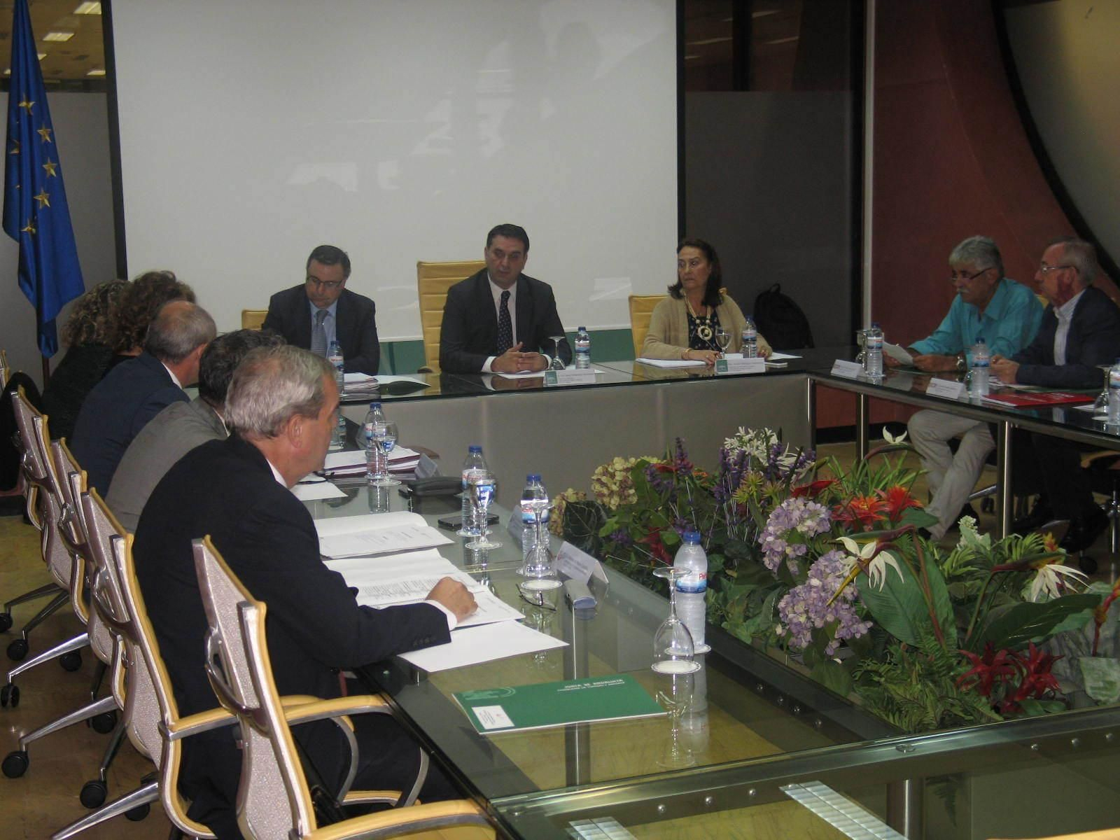 Fernández presenta a los agentes del sector el plan de acción de 2016