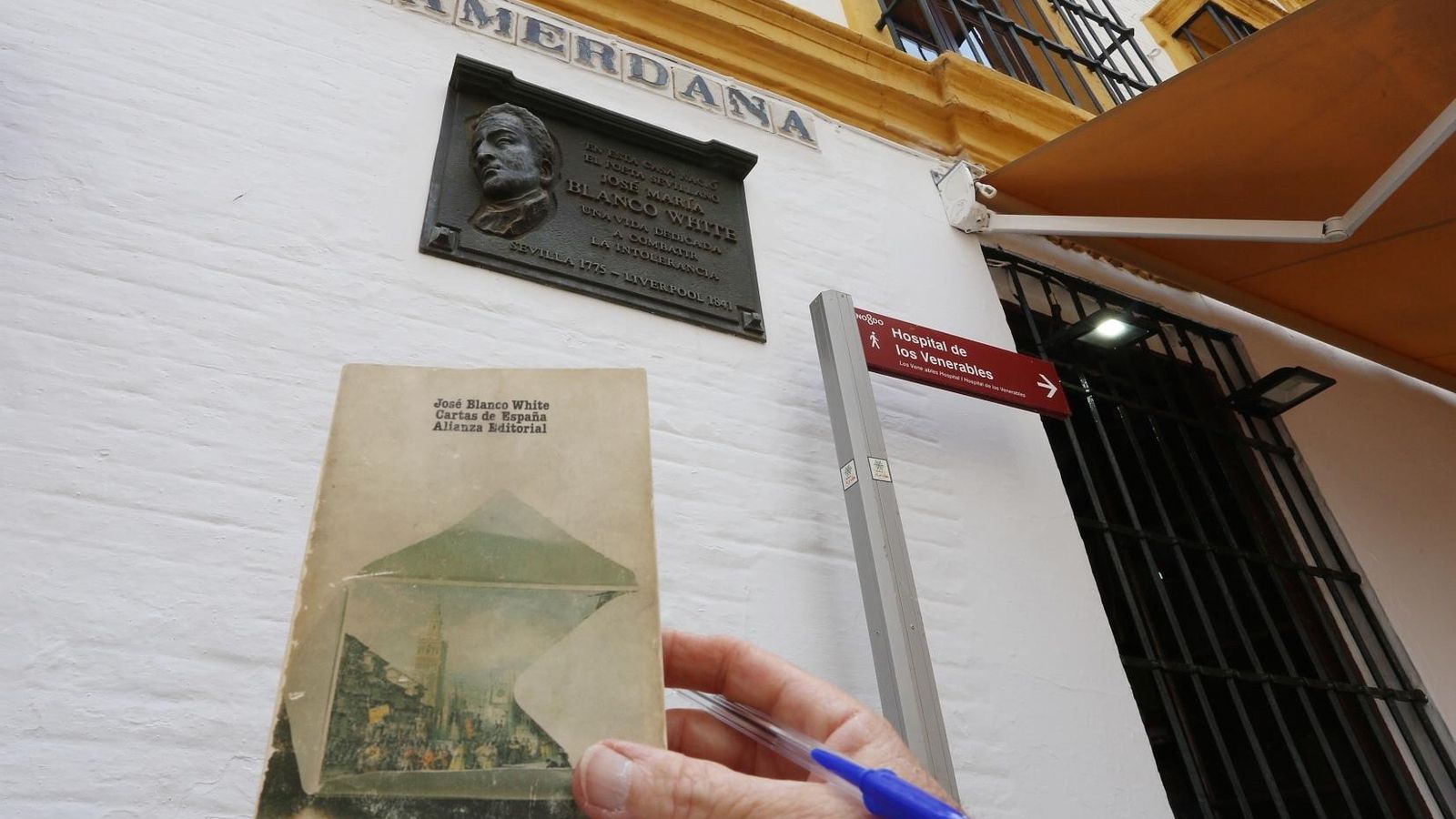 Placa homenaje a José María Blanco White en la calle Jamerdana.